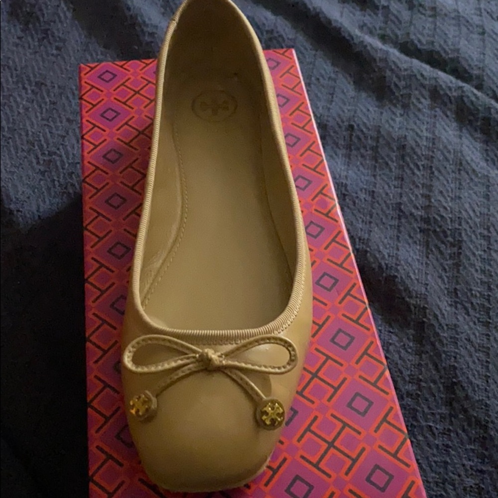 Tory Burch - Beige ballet shoes.